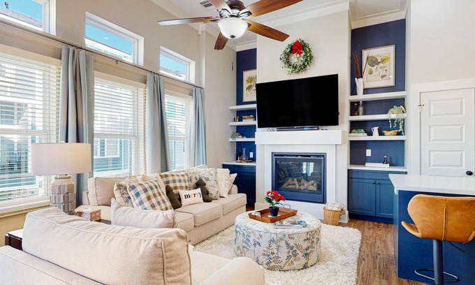 Garden Oaks Casa | Sleek, modern home in quiet location with fireplace, W/D, balcony, & AC