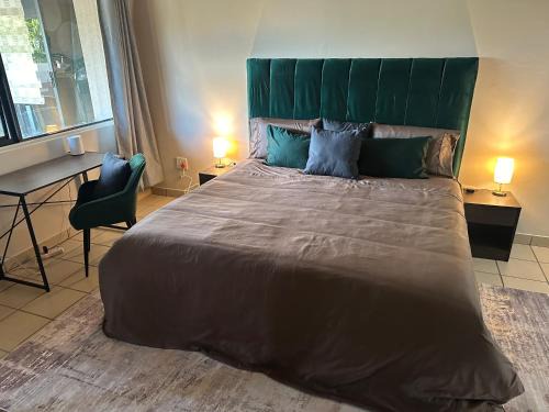 Parow North Apartamento | Sleek Modern Luxury Pool Side Apartment