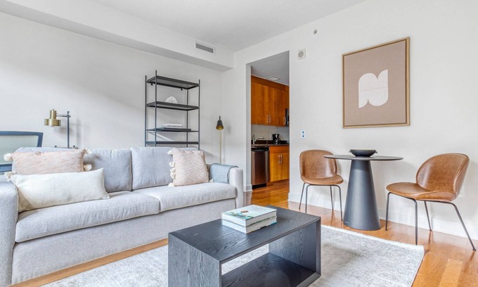 Mount Vernon Triangle Apartamento | Sleek Mount Vernon 1BR w/ Gym, W/D & Pool, near Chinatown, by Blueground