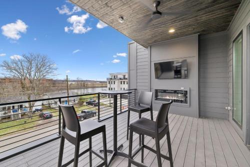 Haynes Area Casa | Sleek Multi-Level Stay Rooftop Views & Pool Table