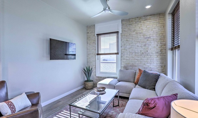 Downtown Apartamento | Sleek, Newly Updated Downtown San Marcos Apt!