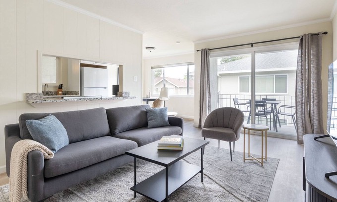 University South Apartamento | Sleek Palo Alto 1BR w/ Garden, Parking & W/D, nr shops, by Blueground