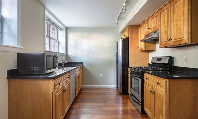 North Cambridge Apartamento | Sleek Porter Square 1BR w/ Gym & W/D, nr T Stops, by Blueground