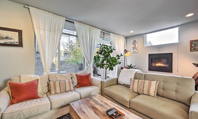 North Queen Anne Casa | Sleek Seattle Home w/ Rooftop Patio & Views!