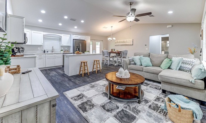 Sebring Casa | Sleek Serenity + Enclosed Porch in Sebring