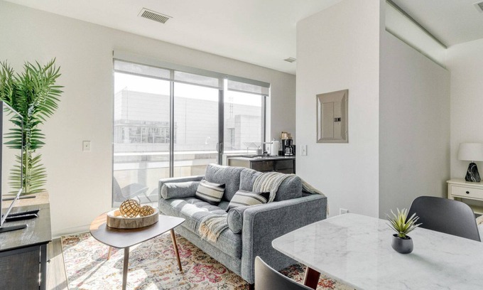 Shaw Apartamento | Sleek Shaw 1BR w/ Elevator, nr Dining & Green Spaces, by Blueground
