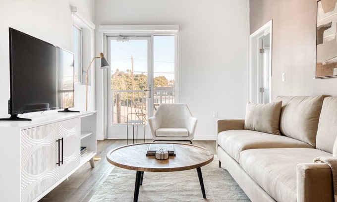 Silver Lake Apartamento | Sleek Silverlake 1BR w/ W/D & Roof, nr 5 & 10 freeways, by Blueground