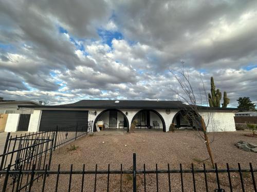 Casa Grande Casa | Sleek & Spacious Central Oasis