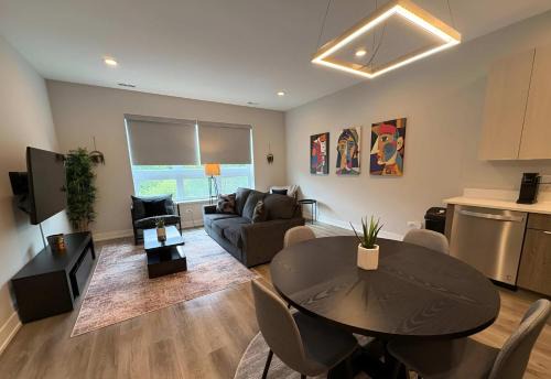 West DePaul Apartamento | Sleek Style 3BR Haven - Free Parking - Ashland 2N