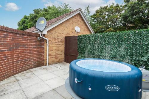 Hanham Apartamento | Sleek Stylish House 2 Parking - Hot tub