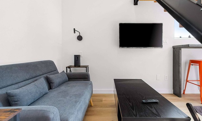 Columbia City Apartamento | Sleek & Stylish Urban Loft