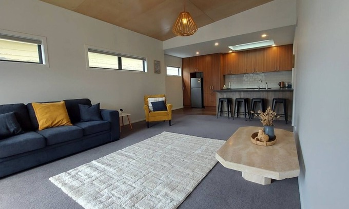 Saint Kilda Casa | Sleek Suite by the Sand (2-bedroom)