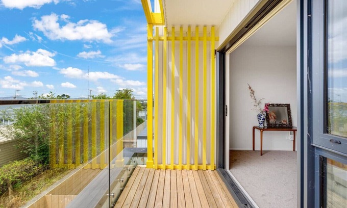 Massey Apartamento | Sleek Utopia Townhouse with Deck and Air-con