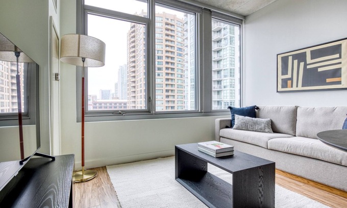 West Loop Gate Apartamento | Sleek West Loop Studio w/ Deck, Pool & Gym, 3 blocks to L, by Blueground