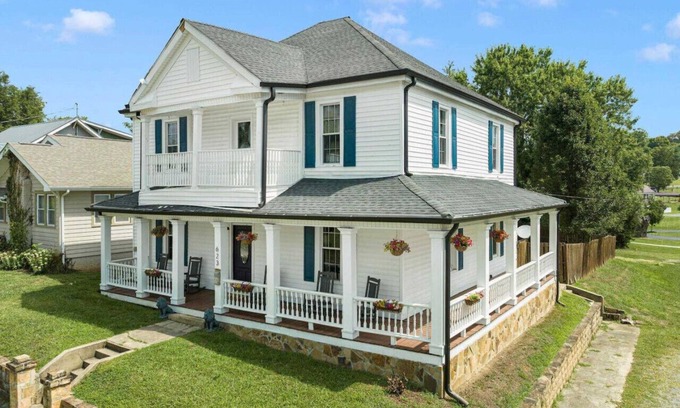 Bristol Casa | Sleep 10 * in this historic home in state streets