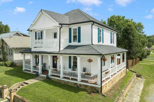 Bristol Casa | Sleep 10 * in this historic home in state streets