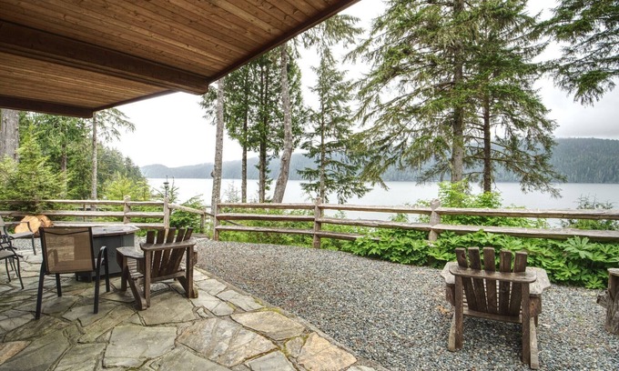 Port Renfrew Cabaña | Sleep 12 with 3 separate suites! Oceanfront View + Pet Friendly + Family and Friend Getaway