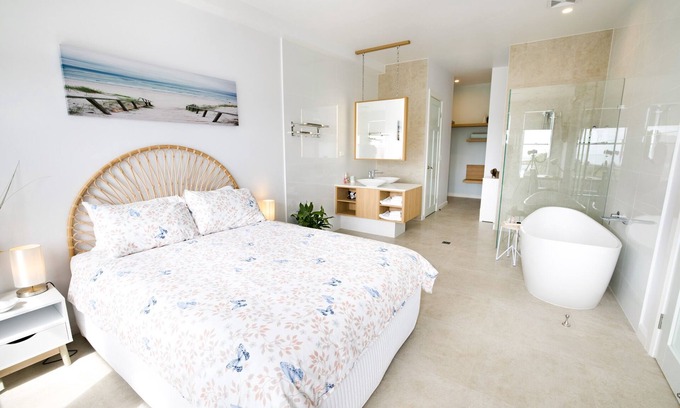 Bogangar Apartamento | Sleep 29 in the heart of Cabarita Beach, gateway to the Tweed Coast and Valley.