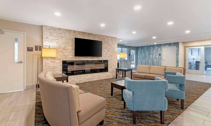 Lake Delton Hotel | Sleep Inn & Suites Lake Delton-Wisconsin Dells Newly Renovated 2024