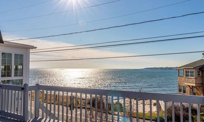 Niantic Casa | Sleep to the sound of the waves. Watch the sun set from the deck! Secluded beach