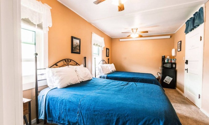 Centennial Apartamento | Sleep up to 4 - 2 Queens in Historic Centennial Hotel