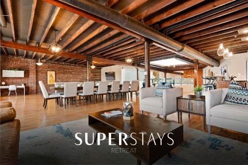 Shelby Park Casa | Sleep24 13Beds 8BR 6BA Swepson Retreat KING