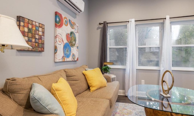 Midtown Apartamento | Sleepover Historic C Street Springfield Apartments