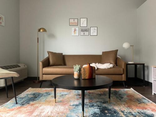 Des Moines Apartamento | Sleepover Iconic Des Moines Apartments