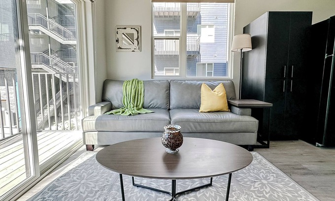 Downtown Omaha Apartamento | Sleepover: Inspiring 1BD/1BA + Balcony- Downtown Omaha