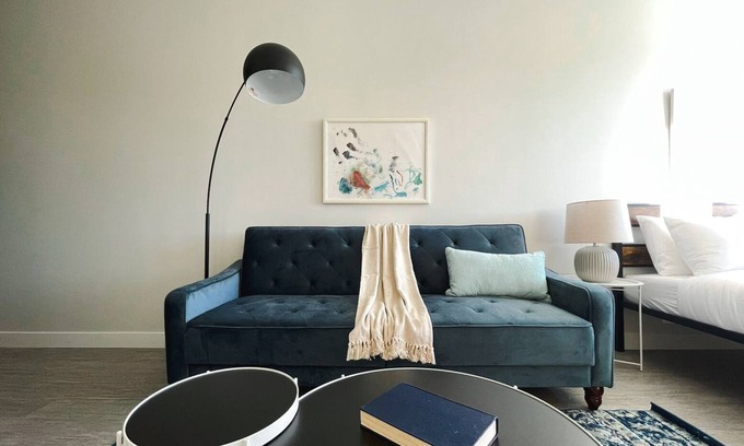Des Moines Apartamento | Sleepover: Lavish Studio and Gym - Des Moines