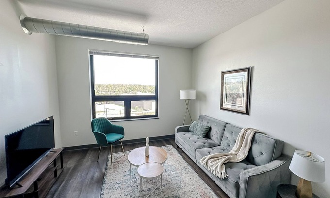 West Des Moines Apartamento | Sleepover: Marvelous 1BD/1BA + High Ceilings - Des Moines