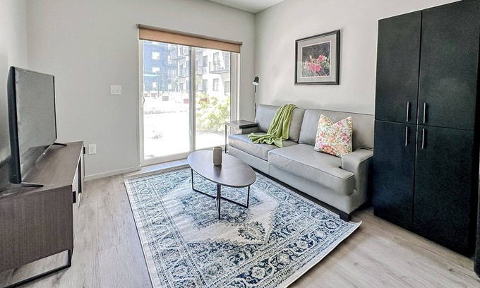 Downtown Omaha Apartamento | Sleepover: Spacious 1BD/1BA + Balcony - Downtown Omaha