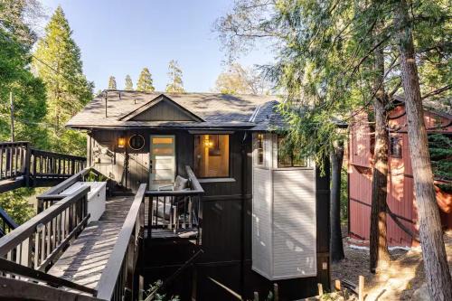 Crestline Casa | Sleeps 10 Cozy Modern Cabin- 5 minutes to lake, fishing, & hiking