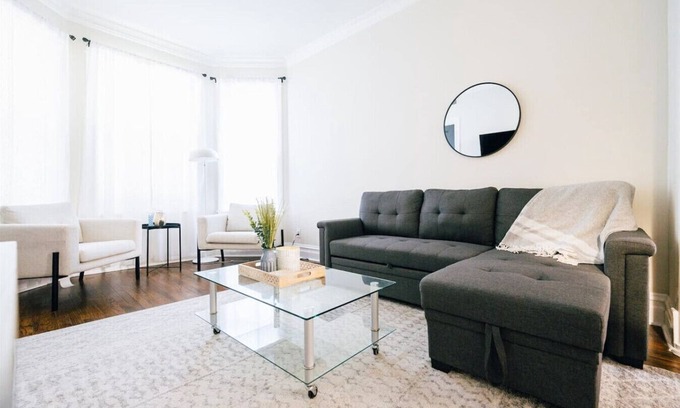 Avondale Apartamento | Sleeps 10 - Heart of Logan Square 3BR + Garage & Patio