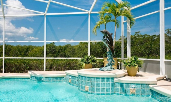 Bradenton Casa | SLEEPS 10, HTD POOL, WATERFRONT, PRIVATE DOCK