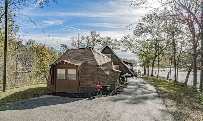 Eatonton Casa | +Guest House! Sleeps 10, 6 Kayaks, Floating pad, paddleboat + John boat!