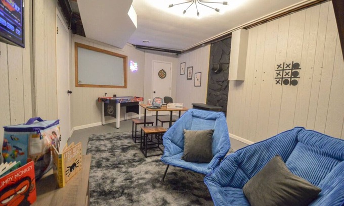 Albrightsville Casa | Sleeps 10|Lakes|Pools|Kayak|Hot Tub|Game Rm