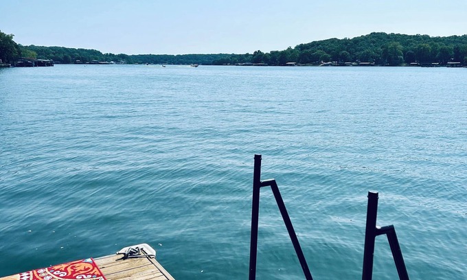 Gravois Mills Casa | Sleeps 10, large deep water dock, 2 swim platforms- ladders & covered slip.