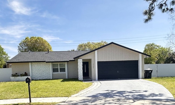Orlando Casa | Sleeps 10 + Pool and Fully Fenced Yard plus enjoys 2 King Rooms