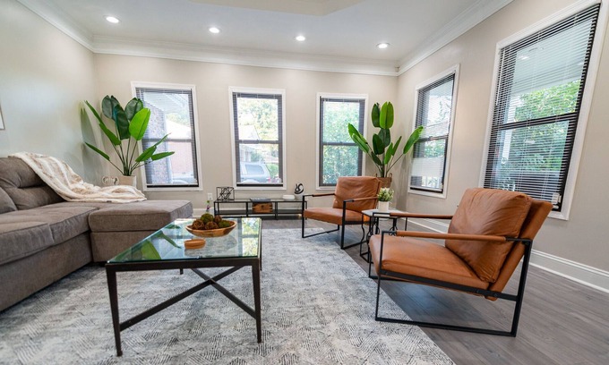 Jefferson Park Casa | Sleeps 10- Ultimate Family Haven