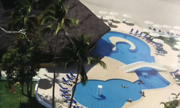 Zona hotelera Villa | SLEEPS 10 VILLA. WALK TO WALMART. LOCAL BUS ACCESS STEPS AWAY.