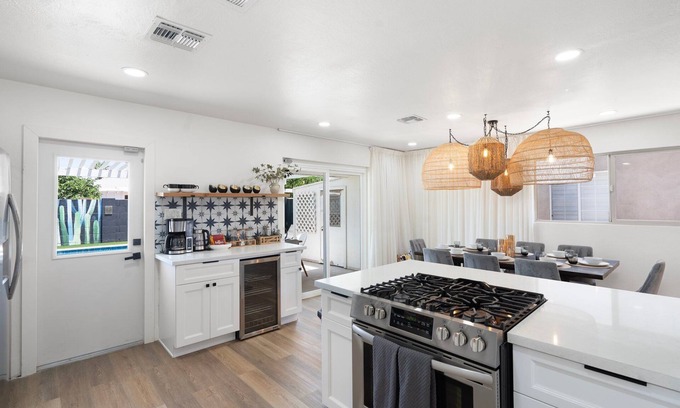 Scottsdale Estates Nine Casa | Sleeps 11-5 min to Old Town-Fire Pit, Pool, BBQ, King Bed