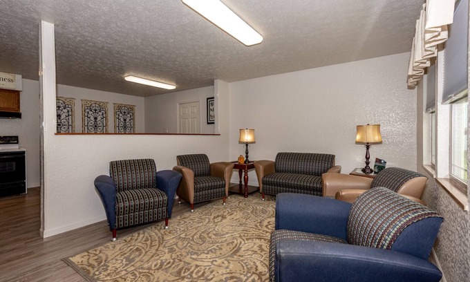 Karns Casa | Sleeps 12 - 2 kings; 3 queens; 2 singles.