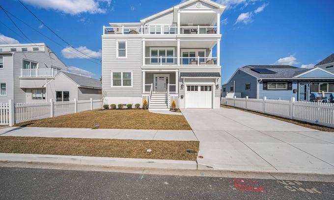 Brigantine Casa | Sleeps 12- 2 min walk to beach: Newly constructed 5-BR house in N Brigantine .