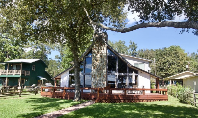West Livingston Casa | Sleeps 12, 4br, Lakefront, firepit, boat lift, fish station, & panoramic views