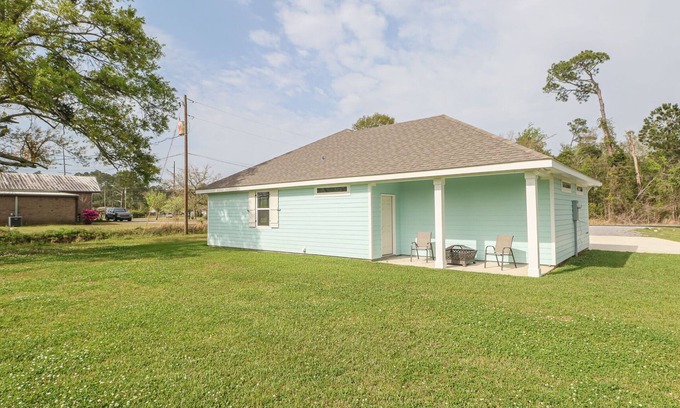 Waveland Casa | Sleeps 12, Beautiful brand new 3 bedroom/2 bathroom house 1 mile from the beach