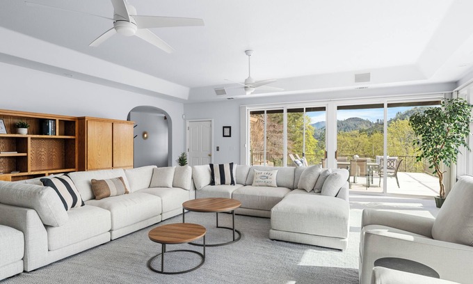 Lakehead Casa | Sleeps 12! Charming 4BR house with Game Room, Large Garage & Stunning Lakeviews