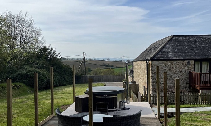West Buckland Casa | Sleeps 12 - Converted Barn in Rural Location