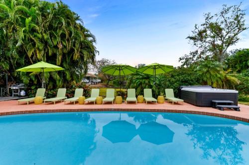 Largo Casa | Sleeps 12 Heated Pool Pickleball Hot Tub Fire Pit