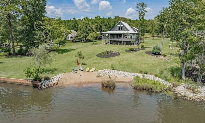Lake Oconee Casa | Sleeps 12, Kayaks, Private dock, Large yard + More